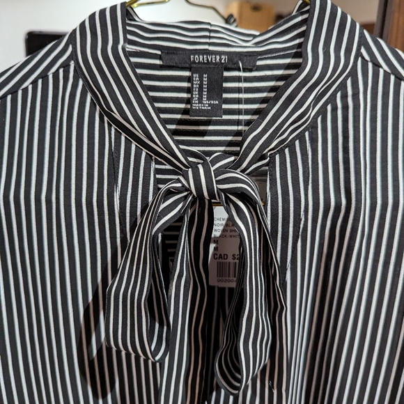 Forever 21 stripped blouse - Picture 3 of 3